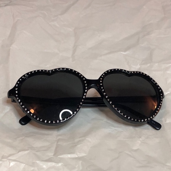 Amazing rhinestone & black heart sunglasses 🖤 - Picture 2 of 4
